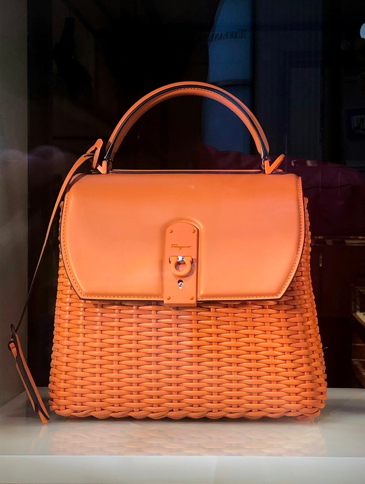 Cartera compacta de diseño clásico