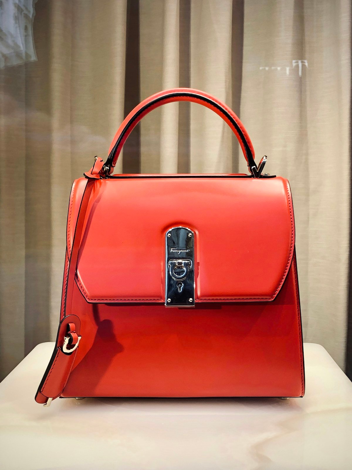 Bolso de mano rojo de diseño contemporáneo