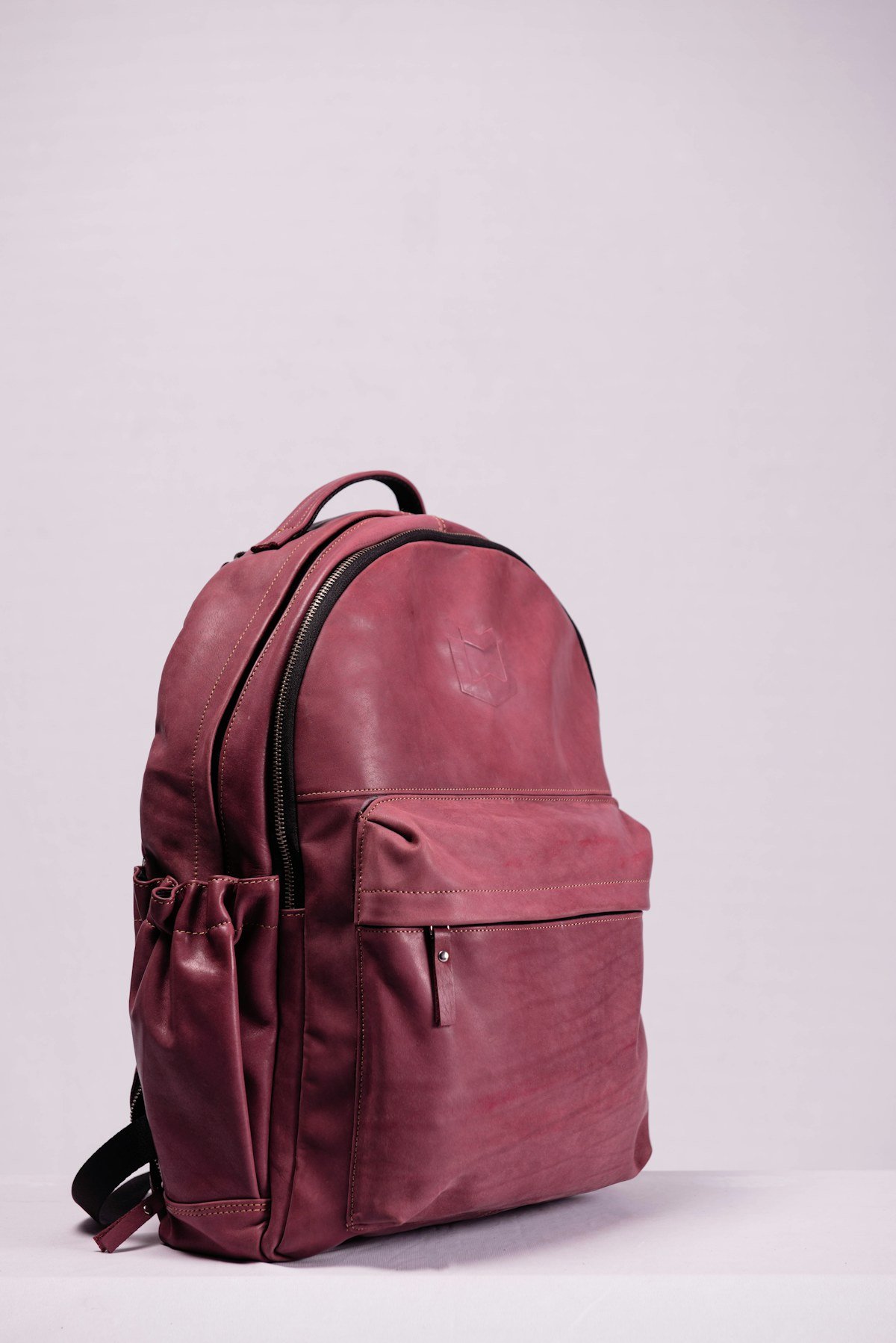 Mochila urbana en tono vino